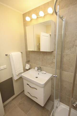 Апартаменты Bell Tower Apartments Вильнюс Двухместный номер с основными удобствами и 1 кроватью-11